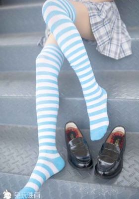 厨房掀开馊了裙子挺进